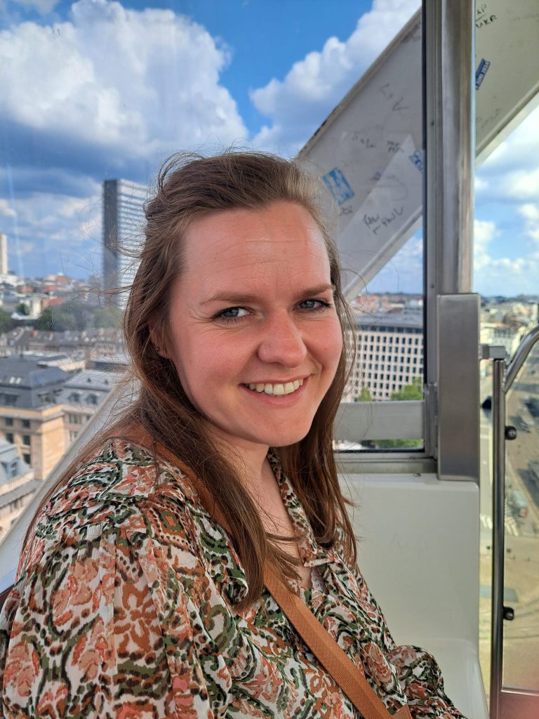 Van paspoort tot perspectief: Marlène staat midden tussen de mensen